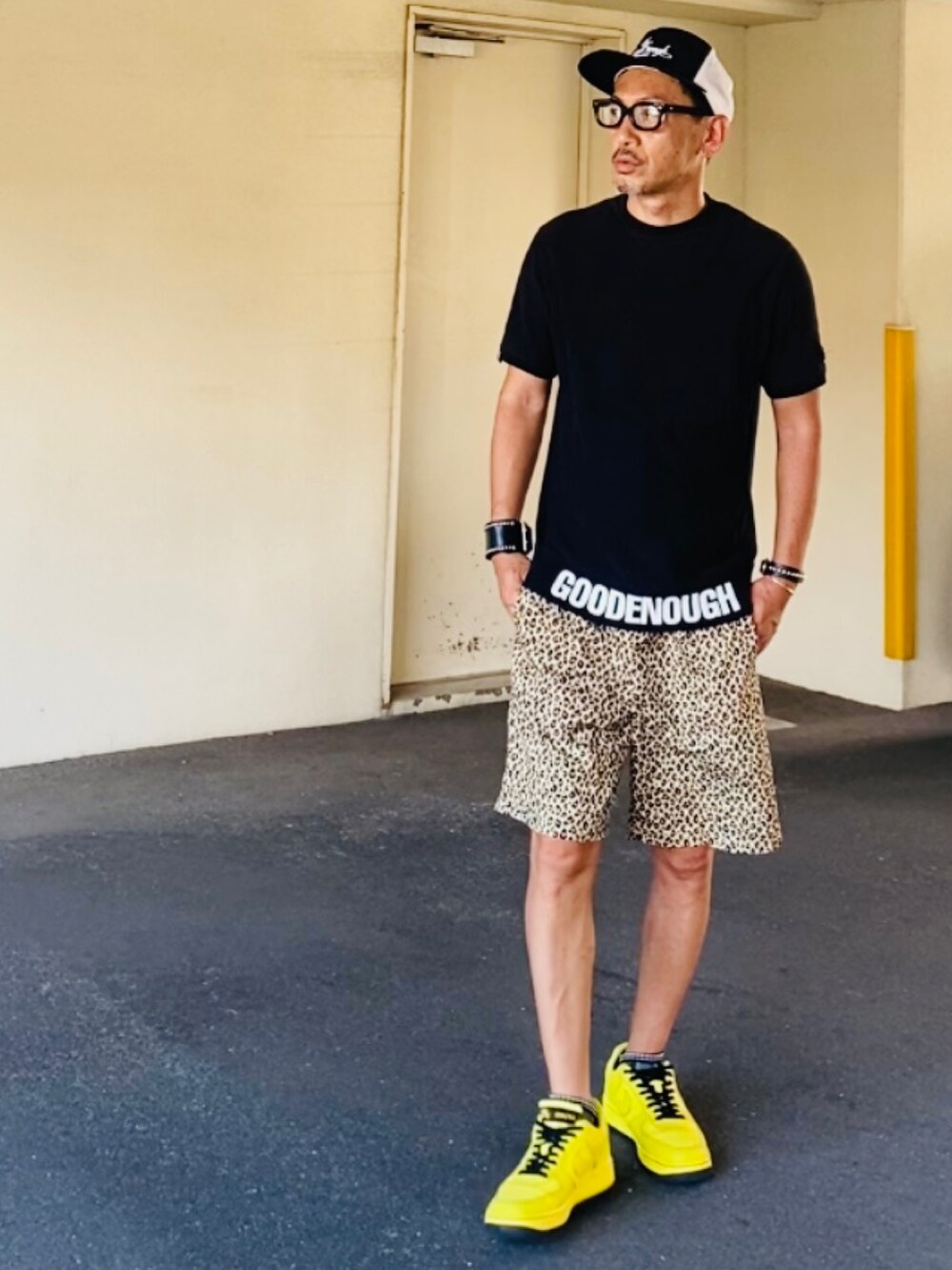 ブラック系のスウェット、ベージュ系のその他パンツ、イエロー系のスニーカーを着用したメンズの夏コーディネートの4枚目の写真