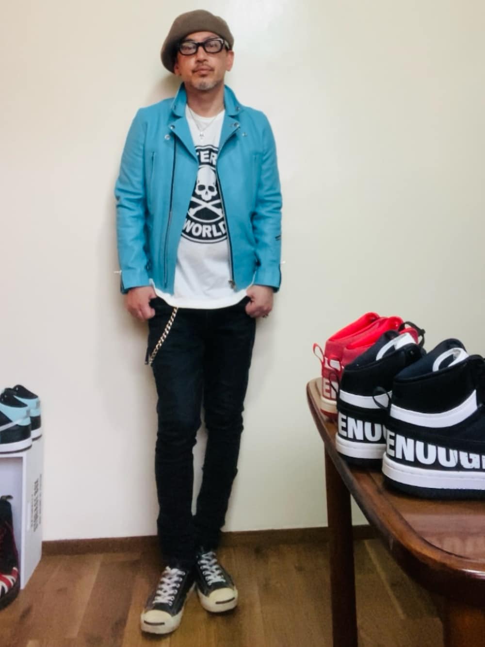 ブルー系のライダースジャケット、ブラック系のデニムパンツ、ブラック系のスニーカーを着用したメンズの春コーディネートの3枚目の写真