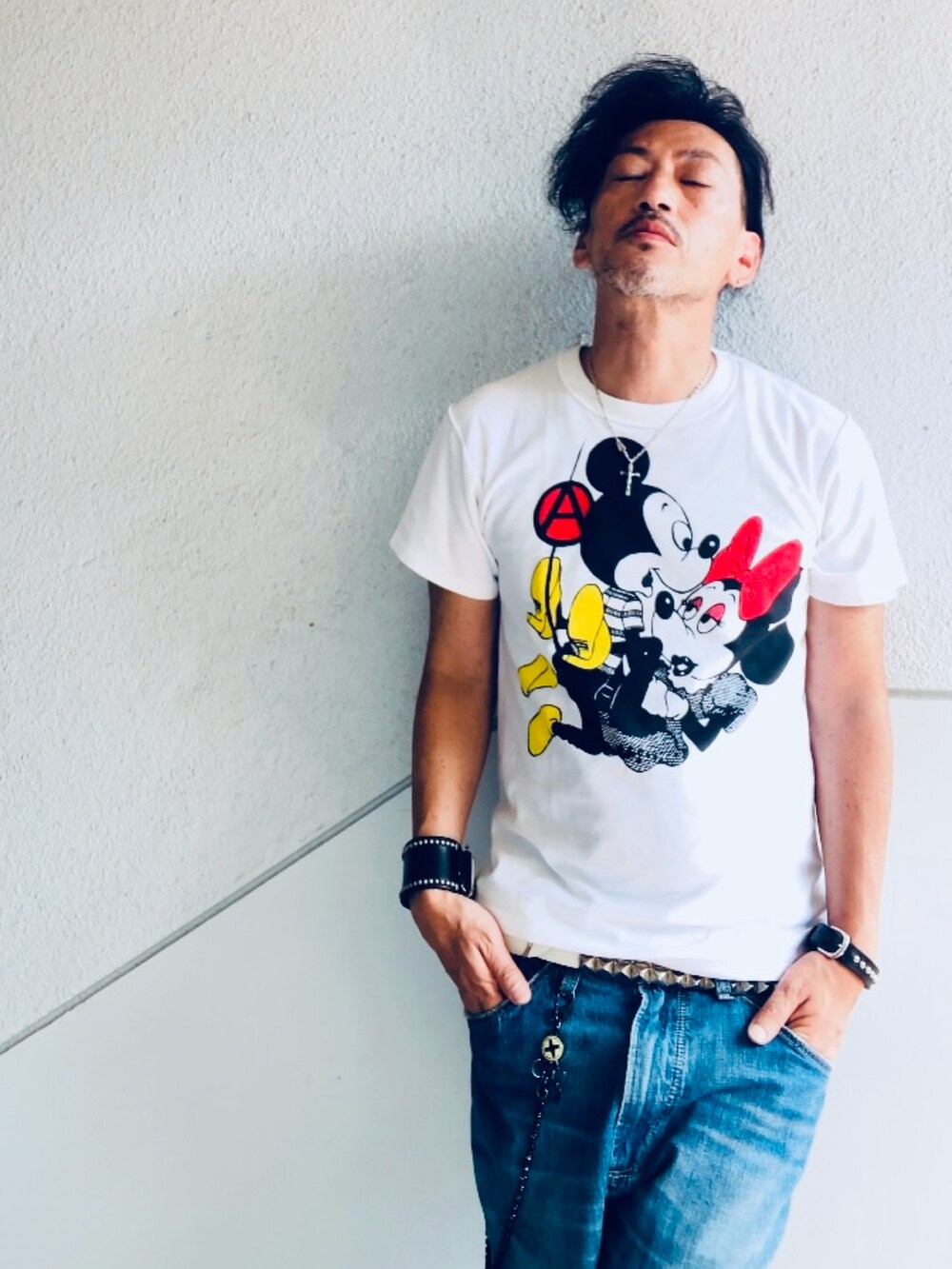 ホワイト系のTシャツ/カットソーを着用したメンズの夏コーディネートの2枚目の写真