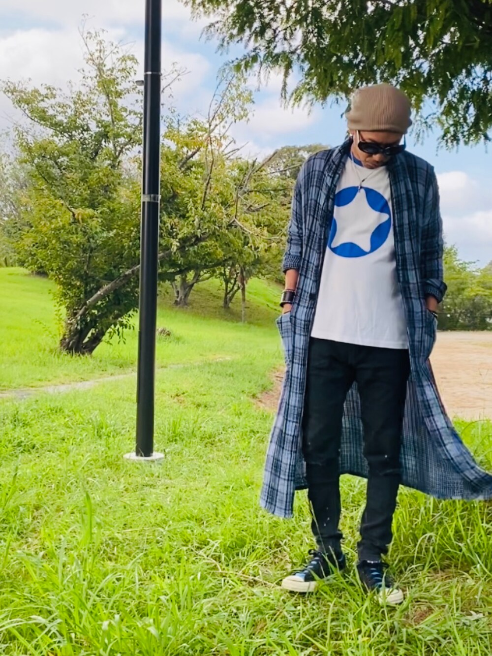 ブルー系のTシャツ/カットソー、ブルー系のシャツ/ブラウス、ブラック系のデニムパンツを着用したメンズの秋コーディネートの5枚目の写真