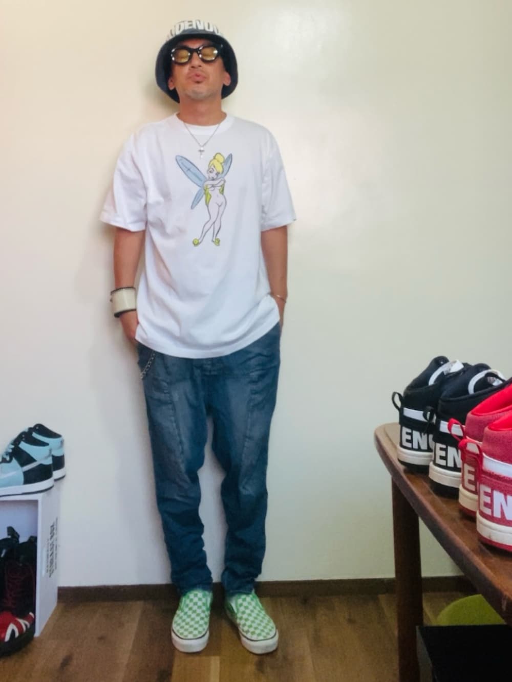 ホワイト系のTシャツ/カットソー、ブルー系のデニムパンツ、グリーン系のスリッポンを着用したメンズの秋コーディネートの3枚目の写真