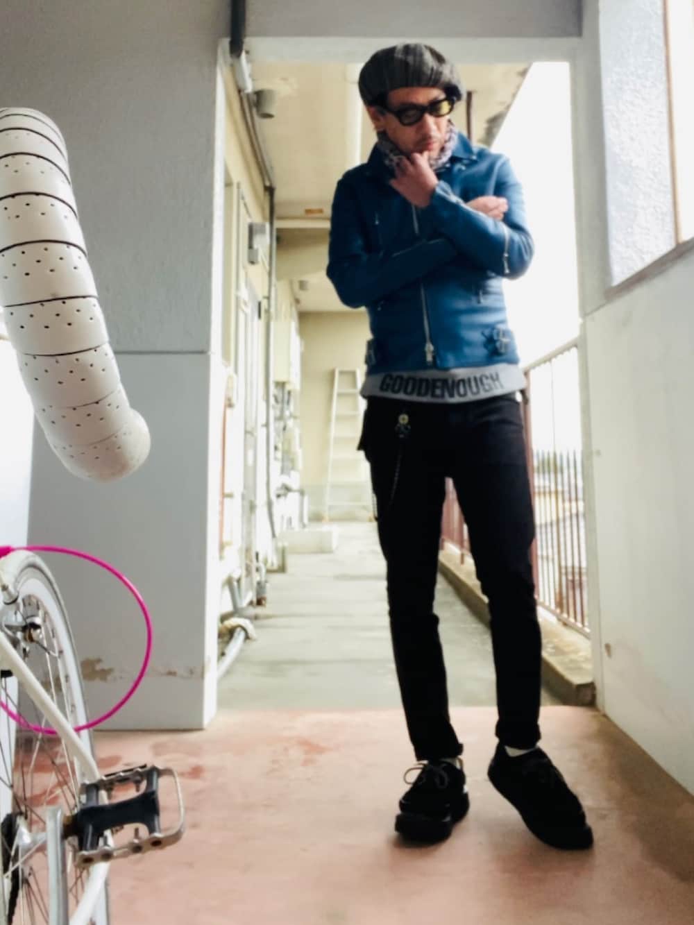 ブルー系のライダースジャケット、グレー系のスウェット、ブラック系のパンツを着用したメンズの冬コーディネートの4枚目の写真