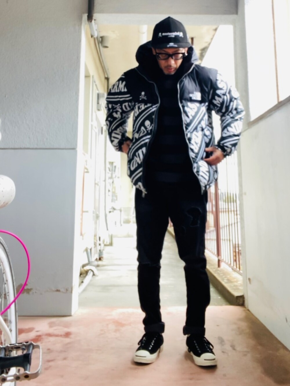 ブラック系のダウンジャケット/コート、グレー系のニット/セーター、ブラック系のその他パンツを着用したメンズの冬コーディネートの4枚目の写真