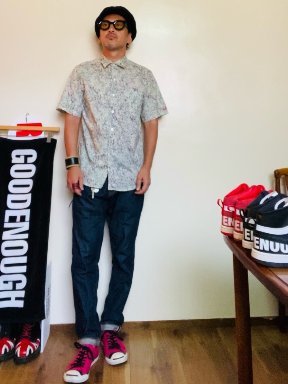 その他のシャツ/ブラウス、ブルー系のデニムパンツ、ピンク系のスニーカーを着用したメンズの夏コーディネートの2枚目の写真