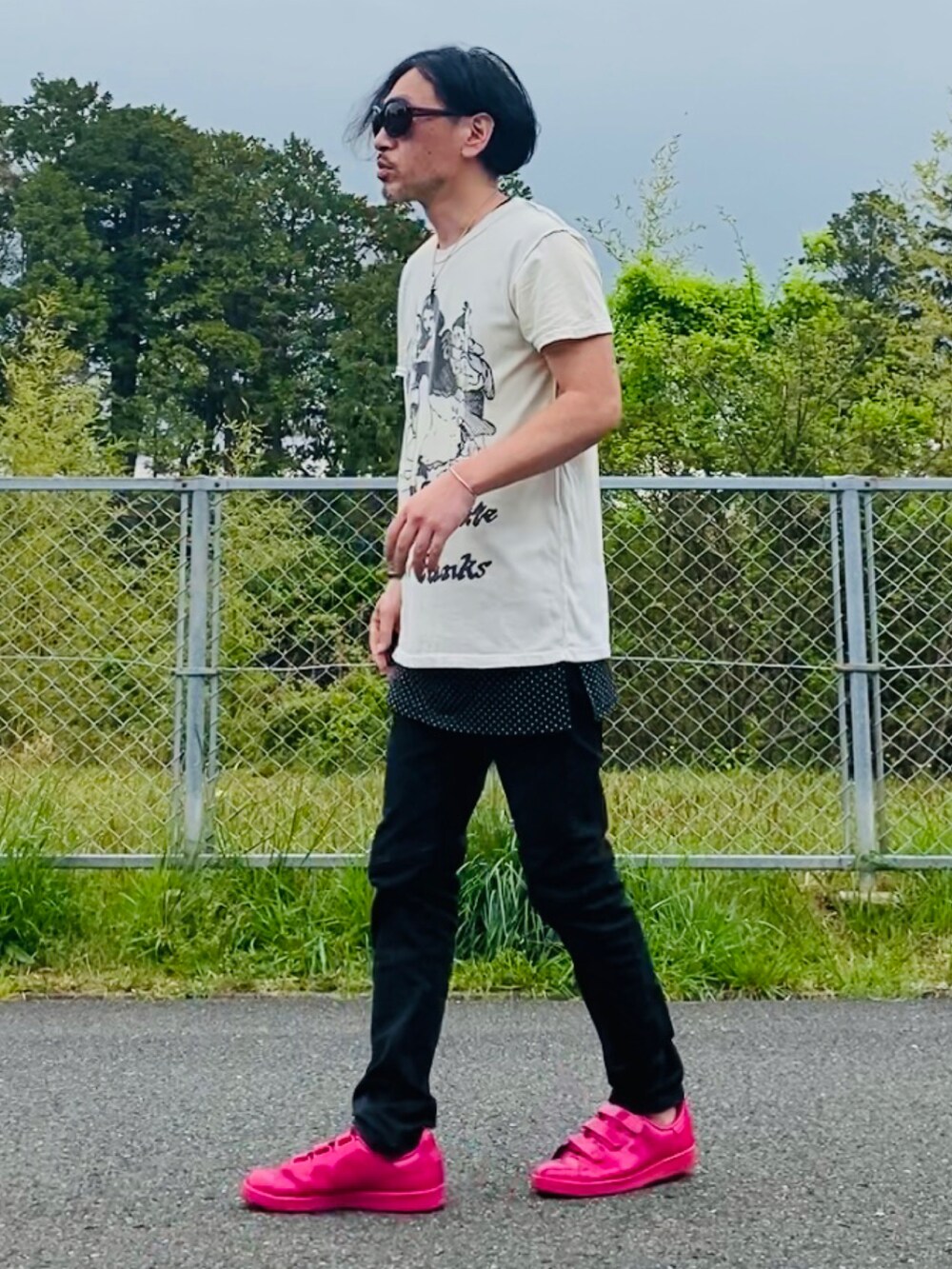 ホワイト系のTシャツ/カットソー、ブラック系のタンクトップ、ブラック系のデニムパンツを着用したメンズの春コーディネートの2枚目の写真