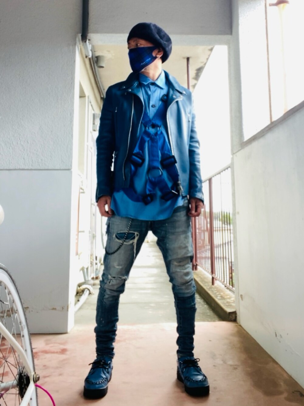 ブルー系のライダースジャケット、ブルー系のシャツ/ブラウス、ブルー系のデニムパンツを着用したメンズの春コーディネートの5枚目の写真