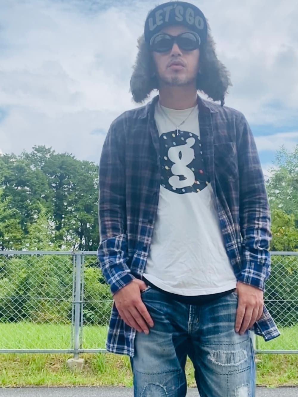 ブルー系のシャツ/ブラウス、ホワイト系のTシャツ/カットソー、ブルー系のデニムパンツを着用したメンズの秋コーディネートの3枚目の写真