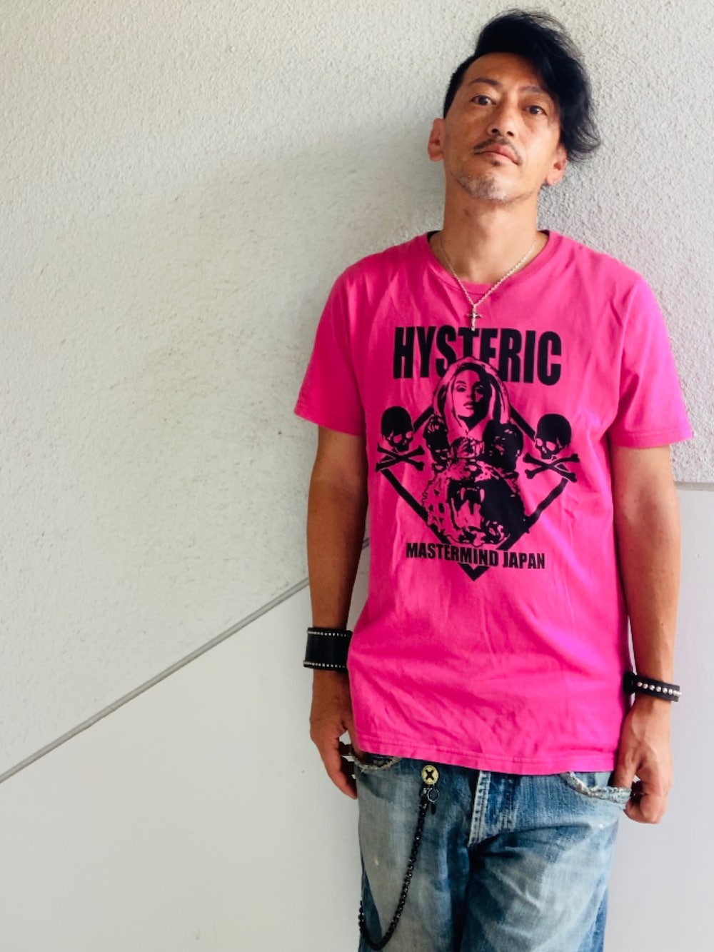 ピンク系のTシャツ/カットソー、ブルー系のその他パンツ、ブラック系のサンダルを着用したメンズの夏コーディネートの2枚目の写真