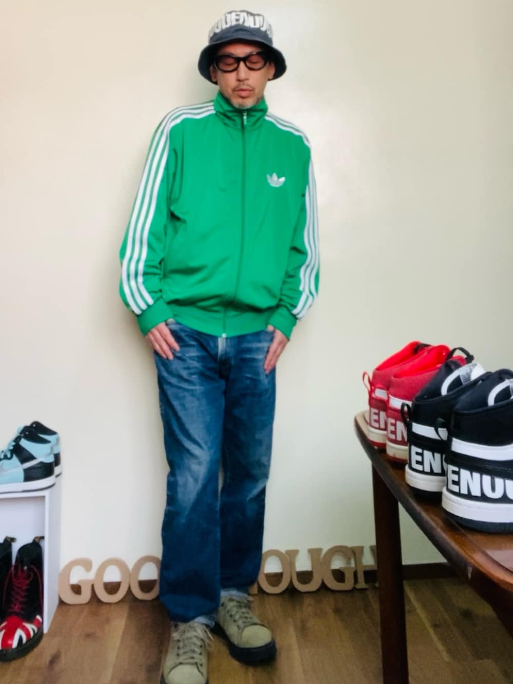グリーン系のジャージ、ブルー系のデニムパンツ、グリーン系のスニーカーを着用したメンズの冬コーディネートの4枚目の写真