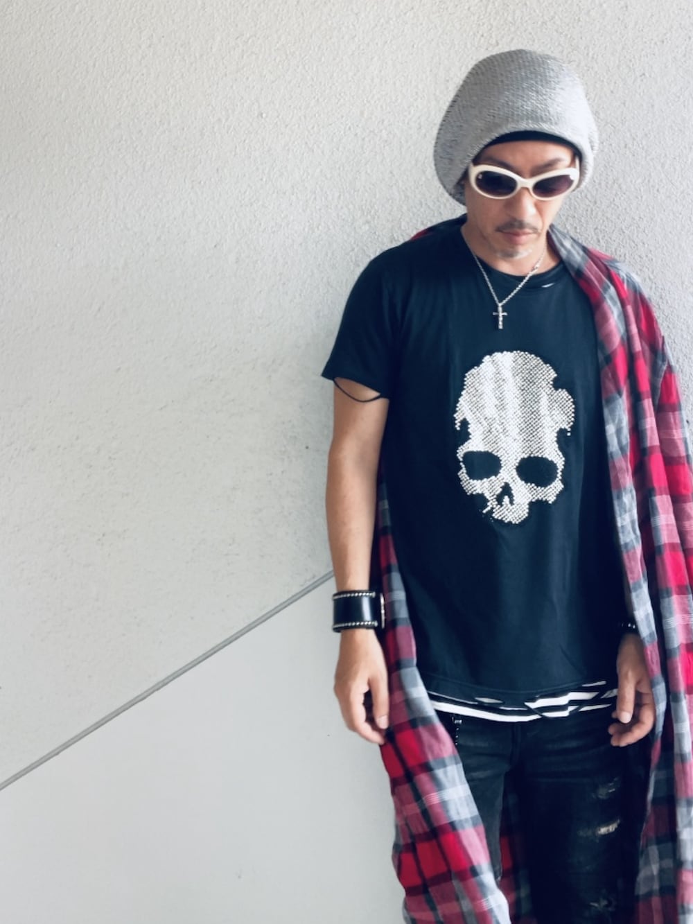 レッド系のノーカラーコート、ブラック系のTシャツ/カットソー、ブラック系のデニムパンツを着用したメンズの夏コーディネートの4枚目の写真