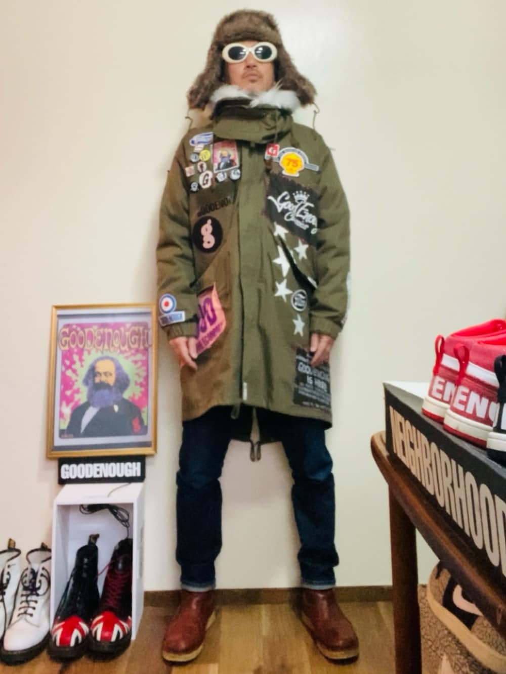 グリーン系のモッズコート、ブルー系のデニムパンツ、ブラウン系のブーツを着用したメンズの冬コーディネートの5枚目の写真