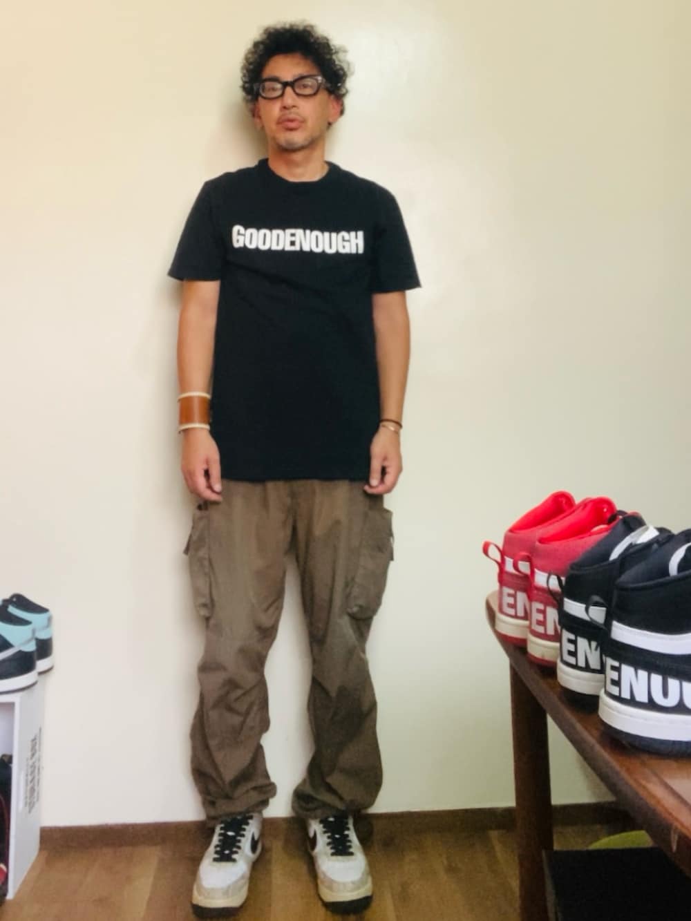 ブラック系のTシャツ/カットソー、ブラウン系のカーゴパンツ、ベージュ系のスニーカーを着用したメンズの秋コーディネートの3枚目の写真