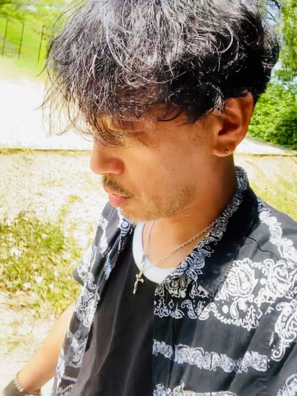 ブラック系のシャツ/ブラウス、ブラック系のタンクトップ、ブラック系のデニムパンツを着用したメンズの夏コーディネートの5枚目の写真