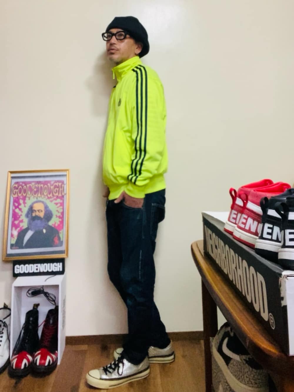 イエロー系のジャージ、ブルー系のデニムパンツ、シルバー系のスニーカーを着用したメンズの春コーディネートの3枚目の写真
