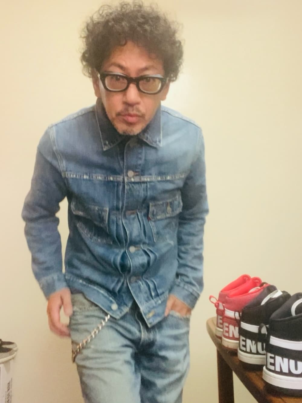 ブルー系のデニムジャケット、ブルー系のその他パンツ、ブラック系のスニーカーを着用したメンズの秋コーディネートの3枚目の写真