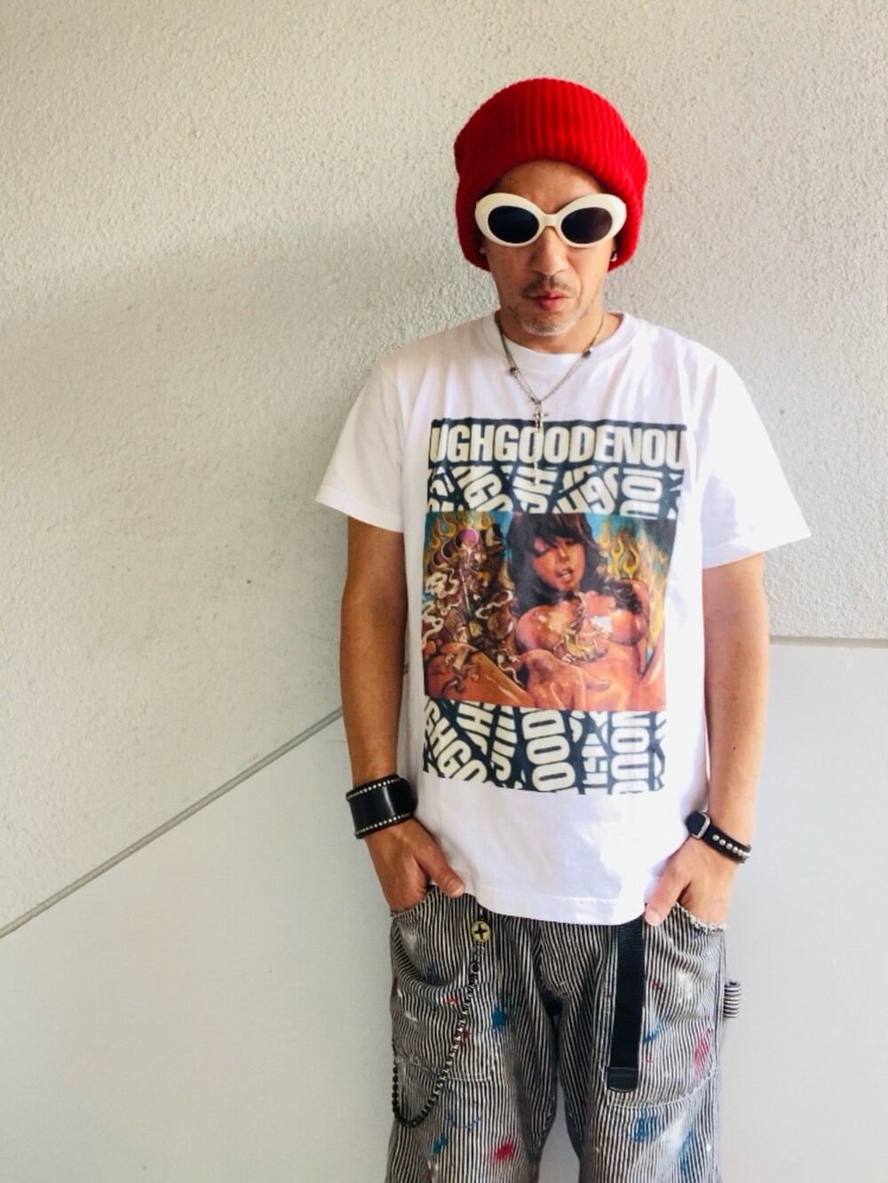 ホワイト系のTシャツ/カットソー、グレー系のデニムパンツ、ピンク系のスニーカーを着用したメンズの夏コーディネートの3枚目の写真