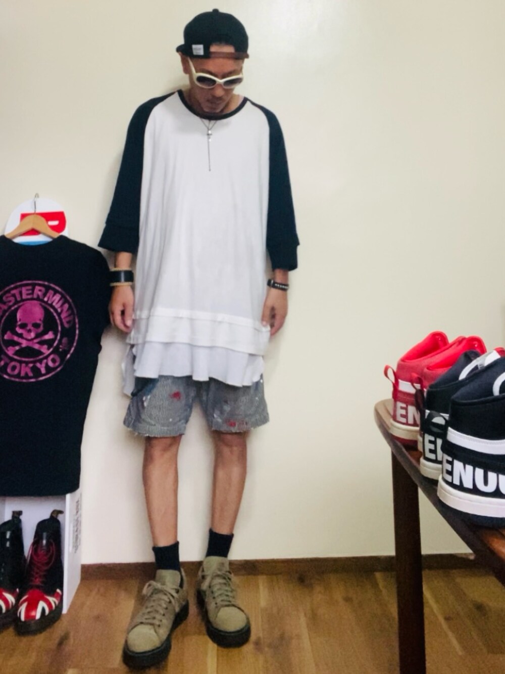 ホワイト系のTシャツ/カットソー、グレー系のデニムパンツ、グリーン系のスニーカーを着用したメンズの夏コーディネートの3枚目の写真