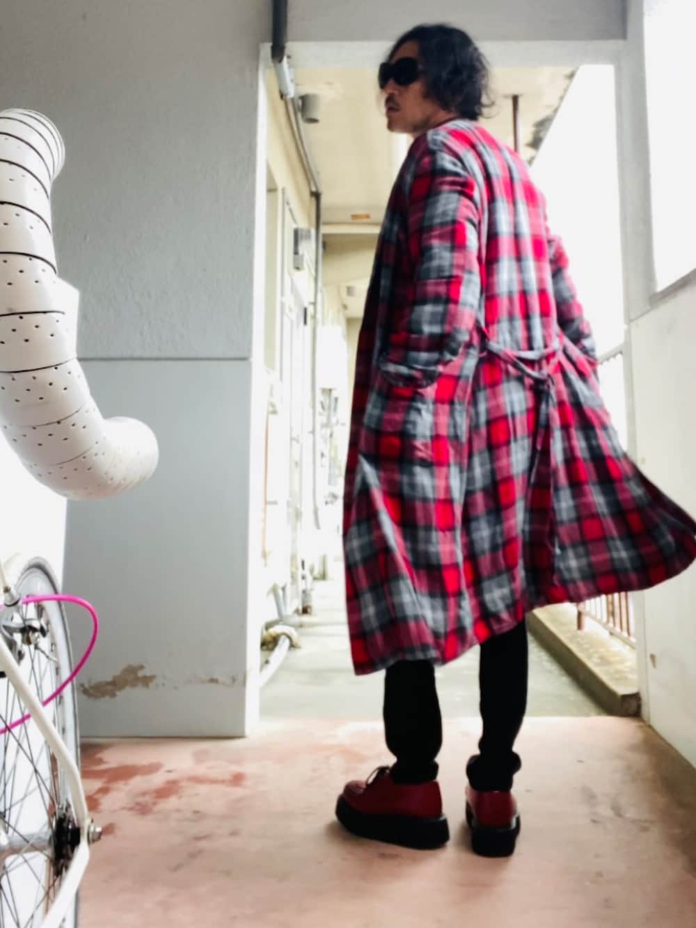 グレー系のカーディガン/ボレロ、レッド系のノーカラーコート、ブラック系のパンツを着用したメンズの冬コーディネートの3枚目の写真