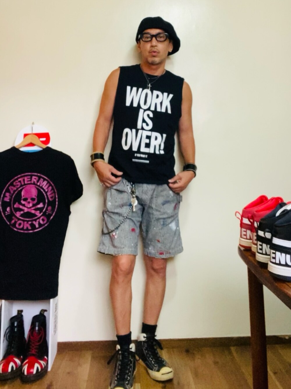 ブラック系のタンクトップ、グレー系のデニムパンツ、ブラック系のスニーカーを着用したメンズの夏コーディネートの5枚目の写真