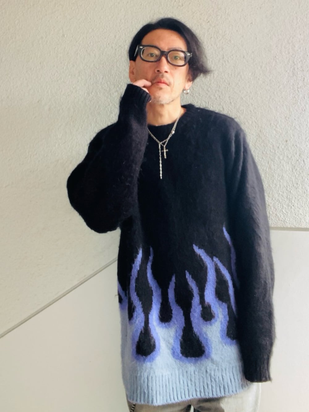 ブラック系のニット/セーター、グレー系のデニムパンツ、その他のスニーカーを着用したメンズの春コーディネートの2枚目の写真