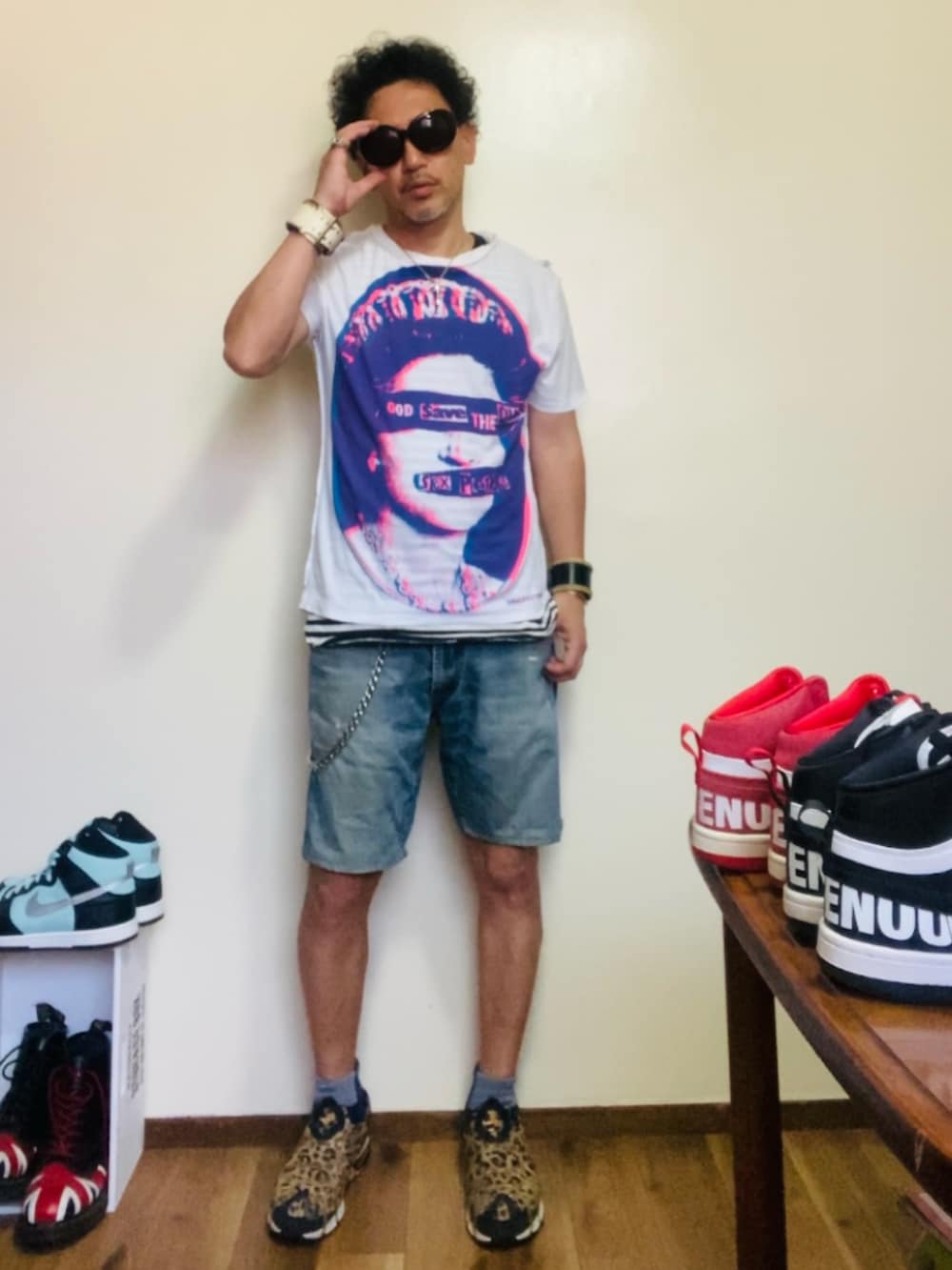 ホワイト系のTシャツ/カットソー、ブルー系のその他パンツ、ブラウン系のスリッポンを着用したメンズの夏コーディネートの4枚目の写真