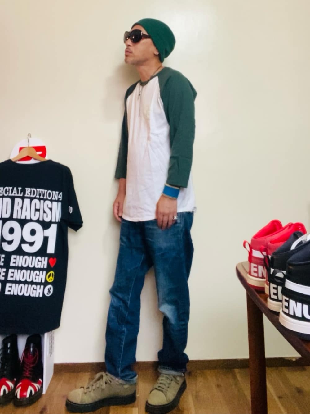 グリーン系のTシャツ/カットソー、ブルー系のデニムパンツ、グリーン系のスニーカーを着用したメンズの夏コーディネートの2枚目の写真