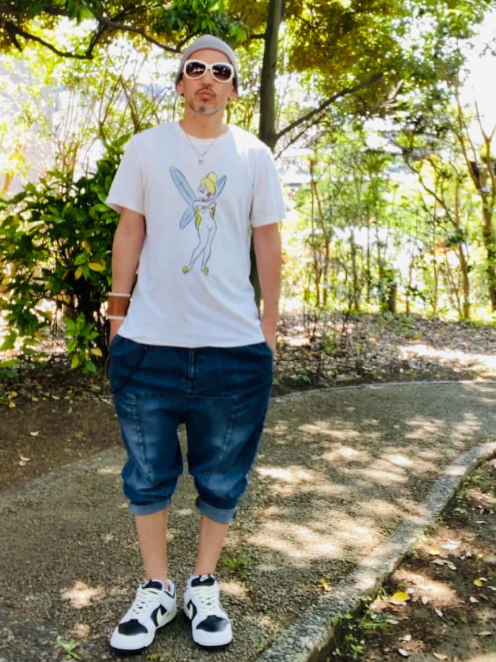 ホワイト系のTシャツ/カットソー、ブルー系のデニムパンツ、ホワイト系のスニーカーを着用したメンズの春コーディネートの4枚目の写真