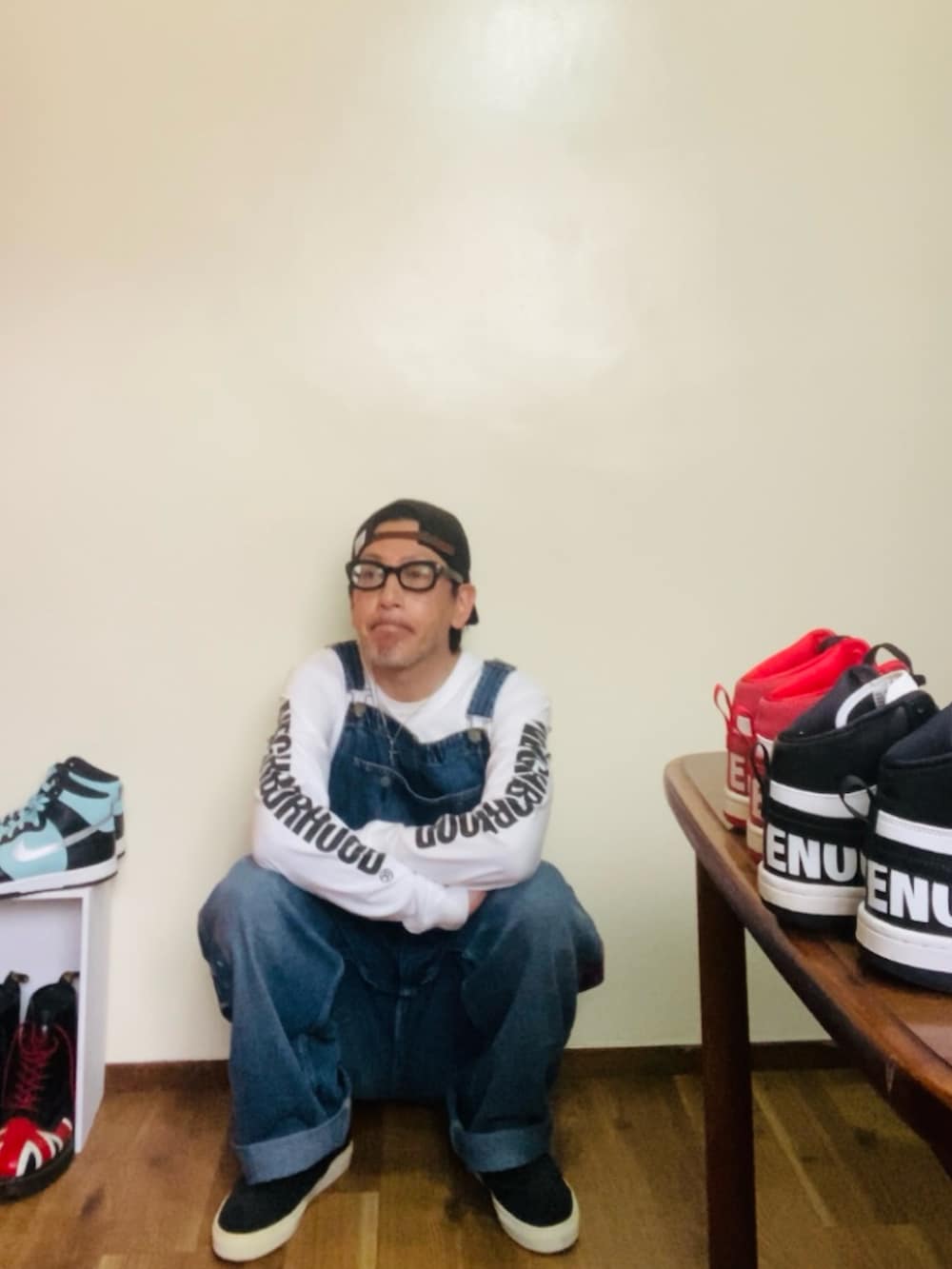 ホワイト系のTシャツ/カットソー、ブルー系のサロペット/オーバーオール、ブラック系のスリッポンを着用したメンズの春コーディネートの5枚目の写真