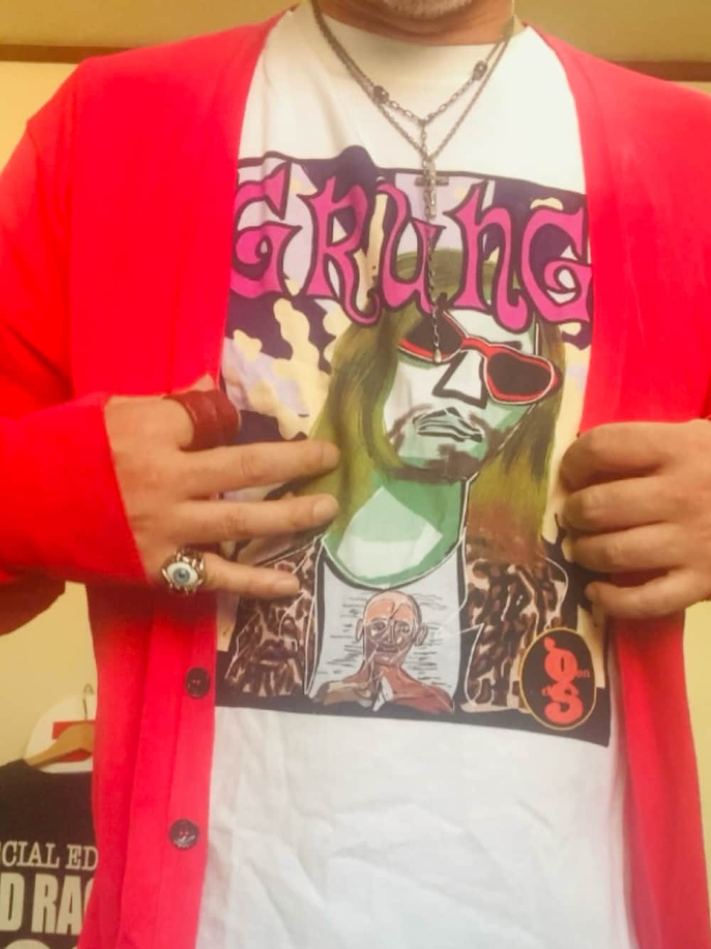 ピンク系のカーディガン/ボレロ、ホワイト系のTシャツ/カットソー、ブルー系のデニムパンツを着用したメンズの秋コーディネートの3枚目の写真