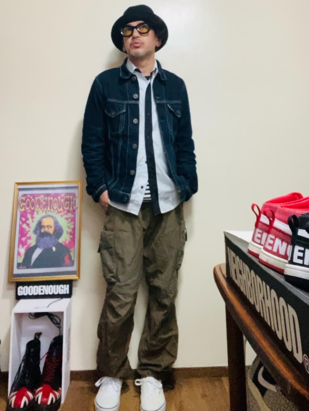 ブルー系のデニムジャケット、ホワイト系のシャツ/ブラウス、ブラウン系のカーゴパンツを着用したメンズの春コーディネートの2枚目の写真