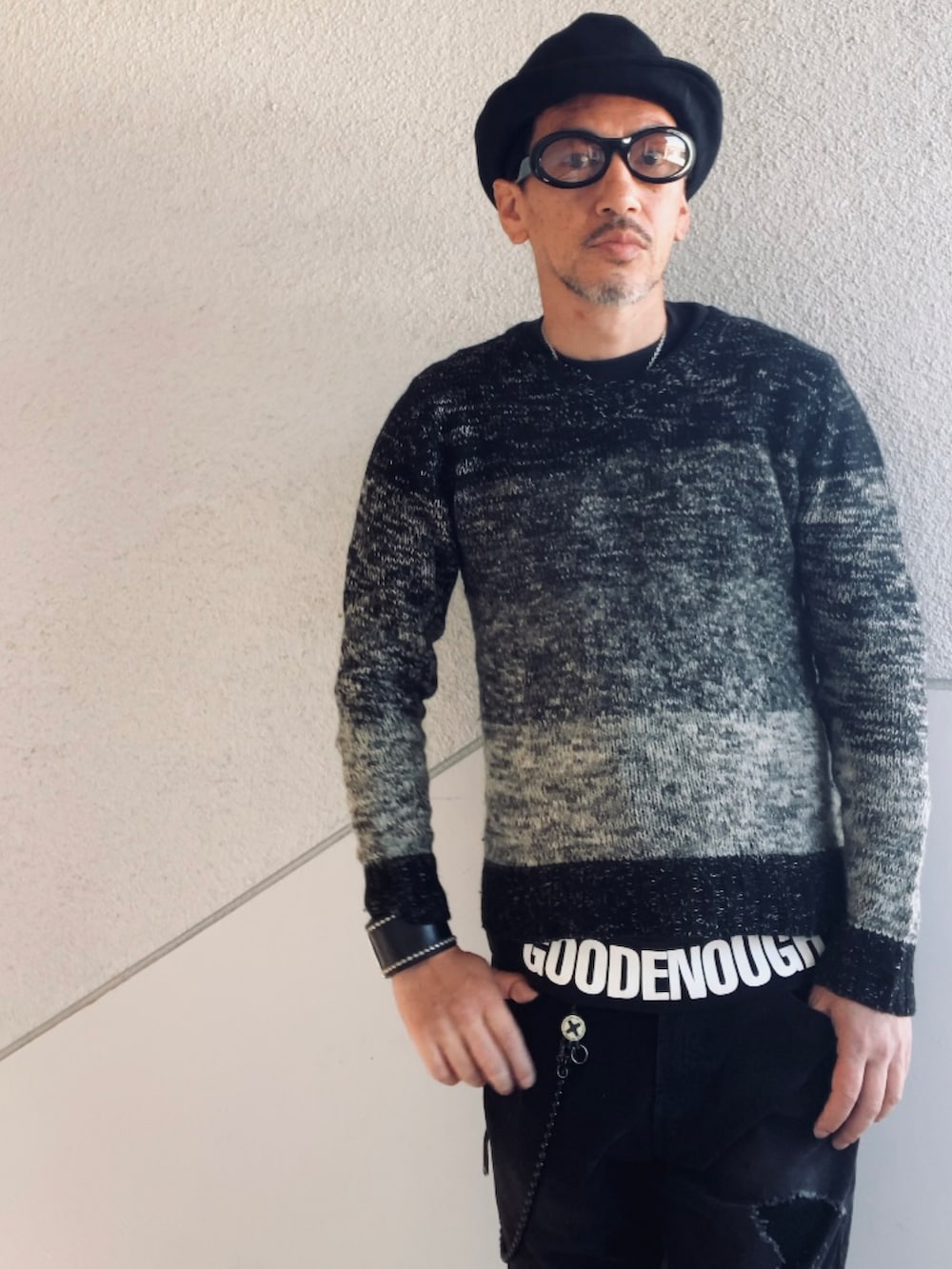 ブラック系のニット/セーター、ブラック系のスウェット、ブラック系のその他パンツを着用したメンズの春コーディネートの2枚目の写真