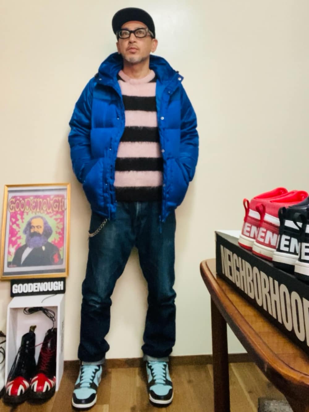 ブルー系のダウンジャケット/コート、ピンク系のニット/セーター、ブルー系のデニムパンツを着用したメンズの冬コーディネートの2枚目の写真