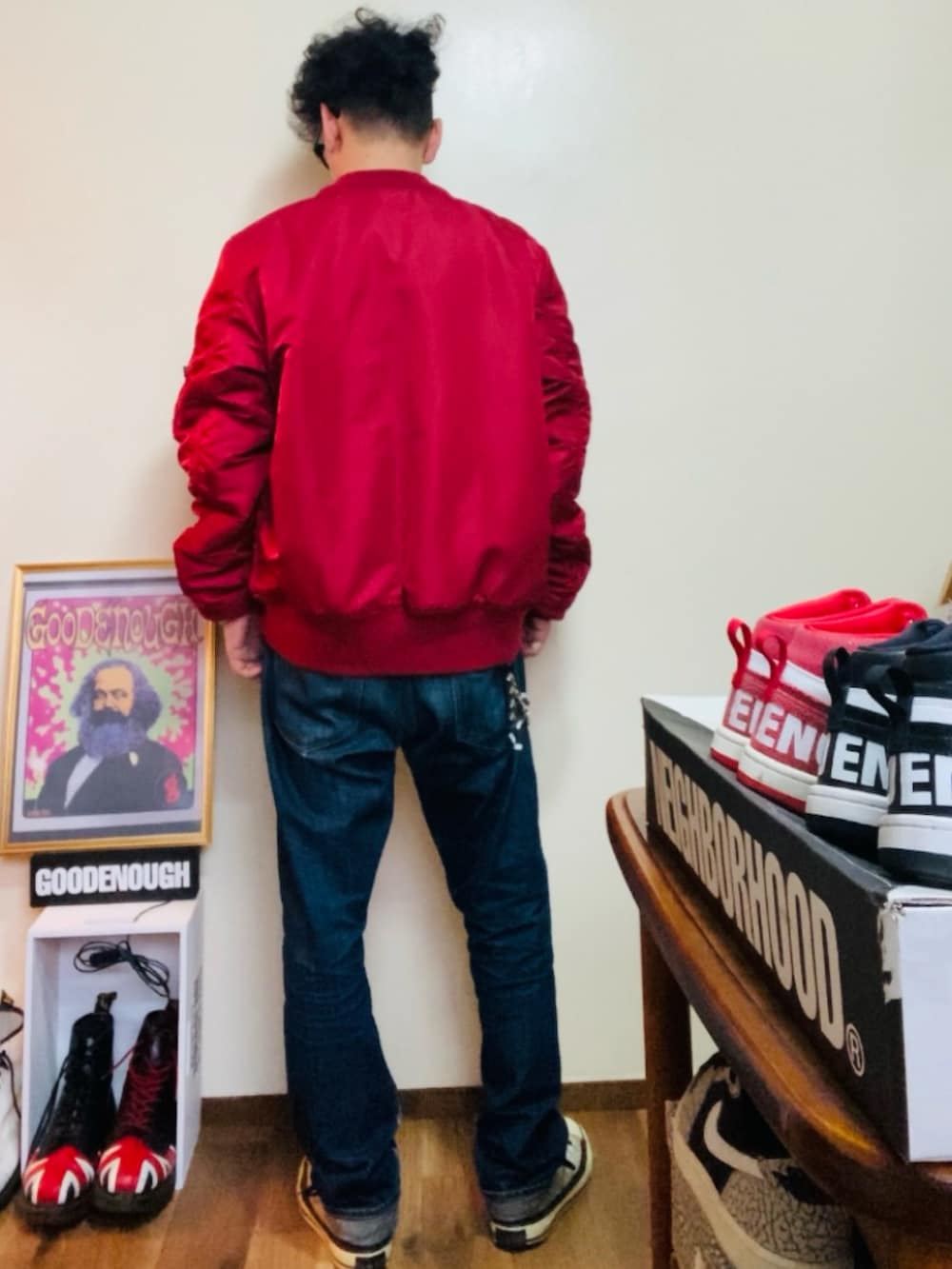レッド系のMA-1、ブルー系のデニムパンツ、シルバー系のスニーカーを着用したメンズの春コーディネートの4枚目の写真