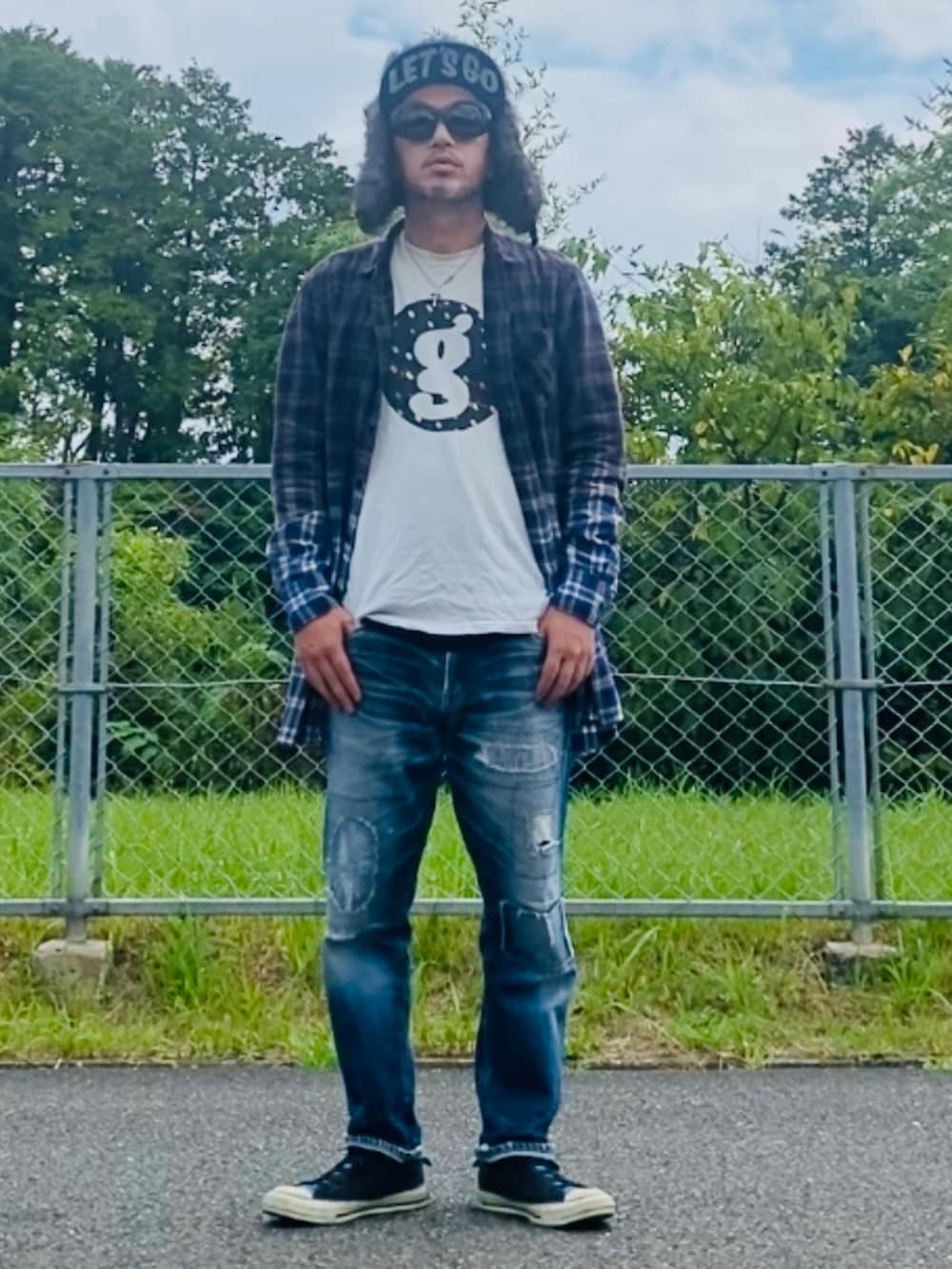 ブルー系のシャツ/ブラウス、ホワイト系のTシャツ/カットソー、ブルー系のデニムパンツを着用したメンズの秋コーディネートの4枚目の写真