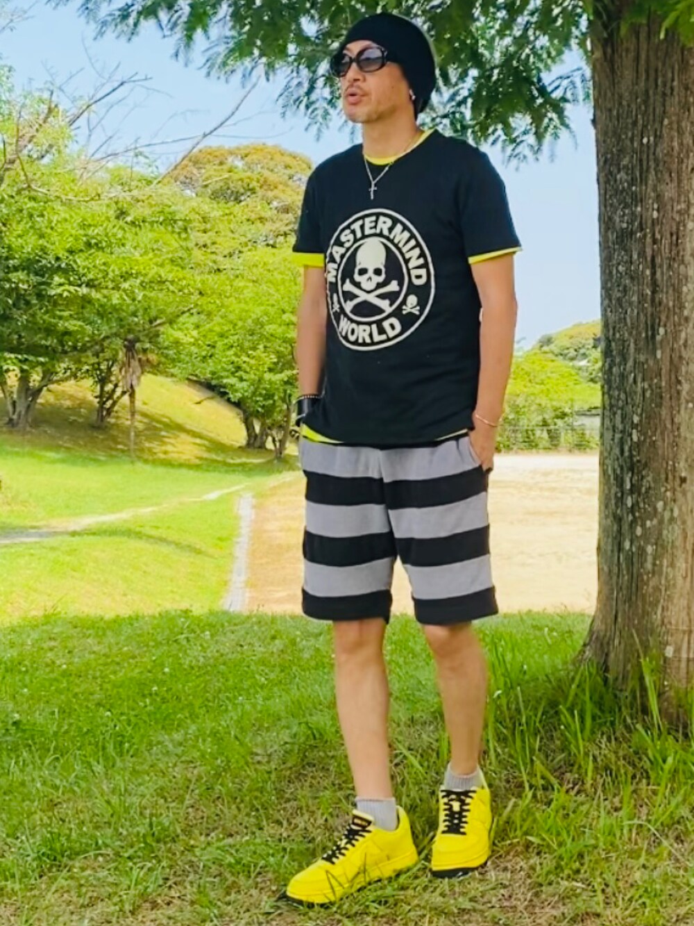 ブラック系のTシャツ/カットソー、グレー系のTシャツ/カットソー、イエロー系のスニーカーを着用したメンズの夏コーディネートの2枚目の写真