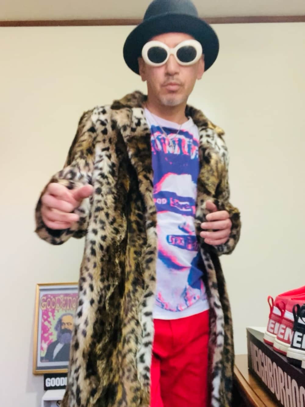 ホワイト系のその他シューズ、ホワイト系のTシャツ/カットソー、ブラウン系のムートンコートを着用したメンズの冬コーディネートの2枚目の写真