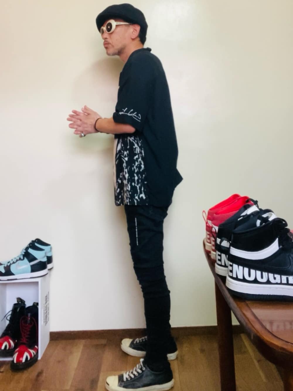 ブラック系のシャツ/ブラウス、ブラック系のデニムパンツ、ブラック系のスニーカーを着用したメンズの夏コーディネートの3枚目の写真