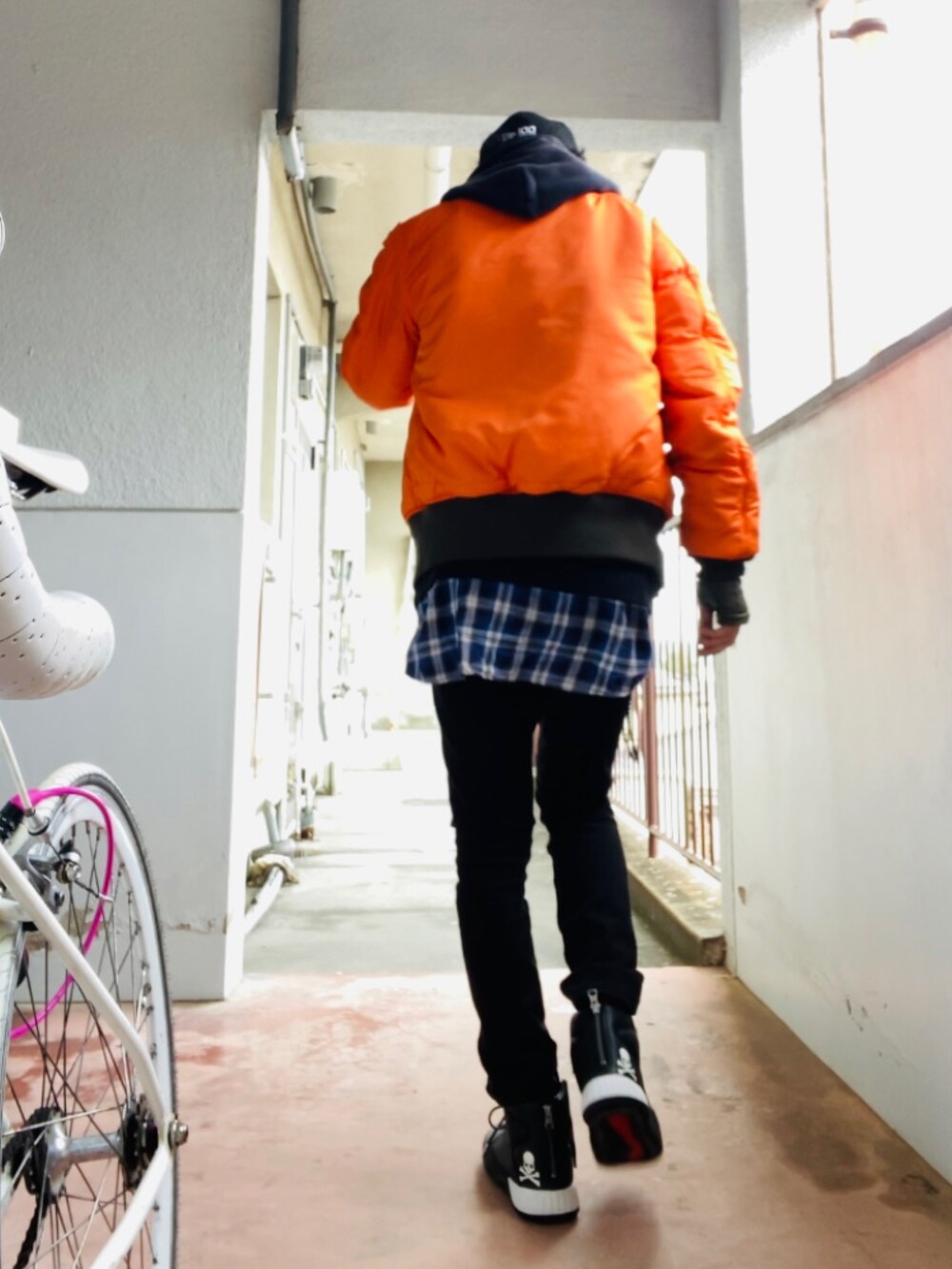 ブラック系のパーカー、ブルー系のシャツ/ブラウス、ブラック系のパンツを着用したメンズの冬コーディネートの3枚目の写真