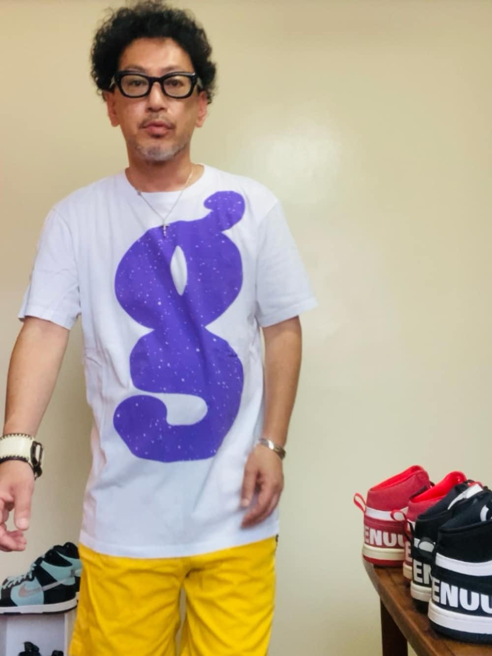 ホワイト系のTシャツ/カットソー、イエロー系のその他パンツ、イエロー系のスニーカーを着用したメンズの夏コーディネートの4枚目の写真