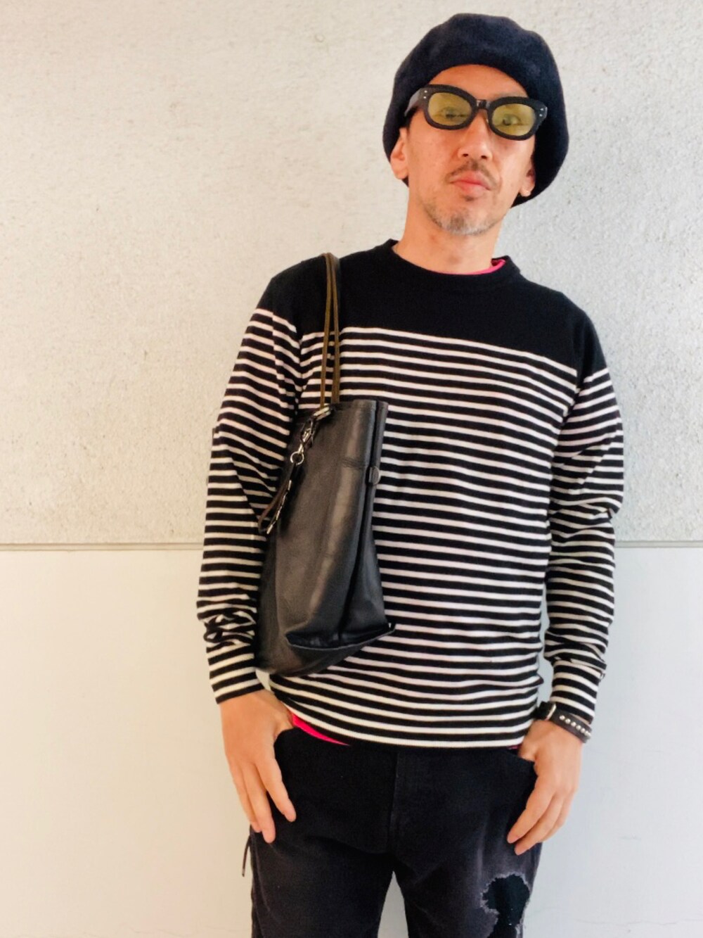 ブラック系のニット/セーター、ブラック系のトートバッグ、ブラック系のその他パンツを着用したメンズの春コーディネートの2枚目の写真