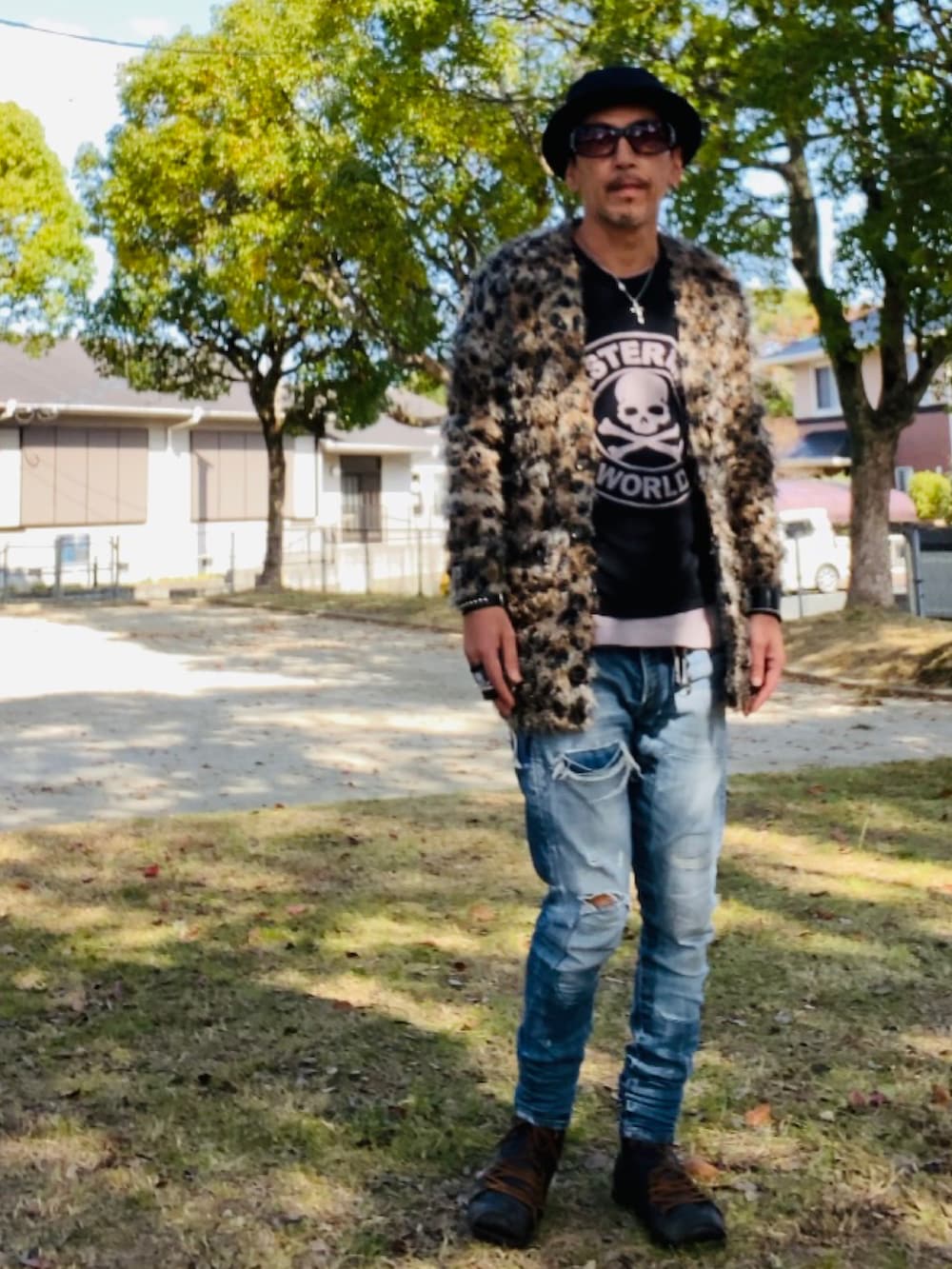 ブラウン系のカーディガン/ボレロ、ブラック系のTシャツ/カットソー、ブルー系のデニムパンツを着用したメンズの秋コーディネートの3枚目の写真