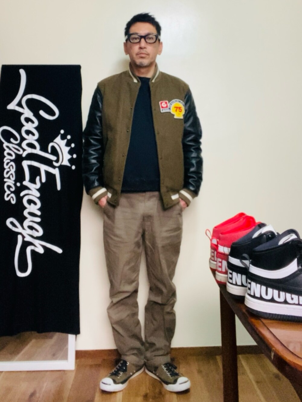 グリーン系のスタジャン、ブラック系のスウェット、グリーン系のカーゴパンツを着用したメンズの冬コーディネートの4枚目の写真