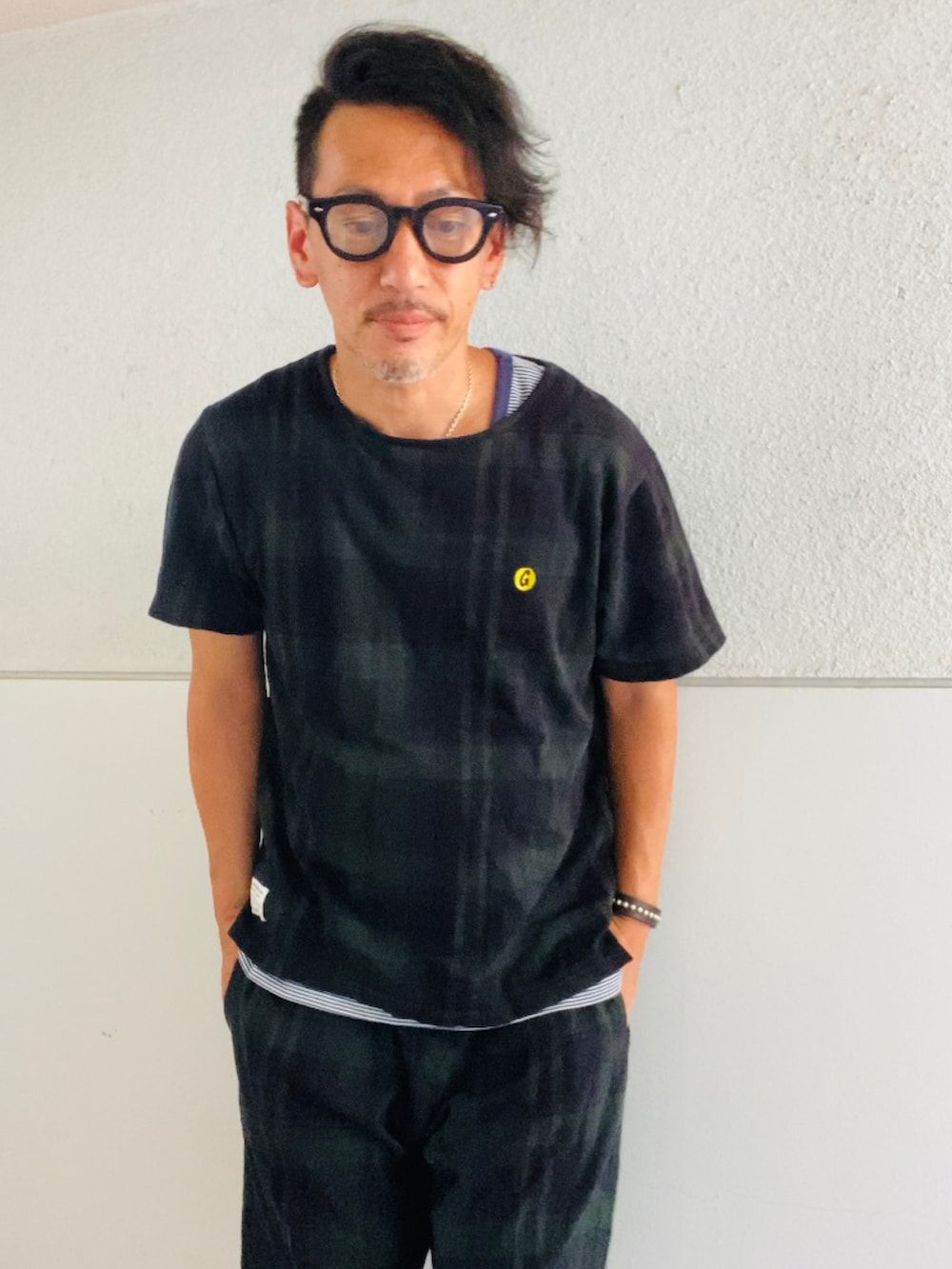 グリーン系のTシャツ/カットソー、グリーン系のその他パンツ、グリーン系のスニーカーを着用したメンズの夏コーディネートの4枚目の写真