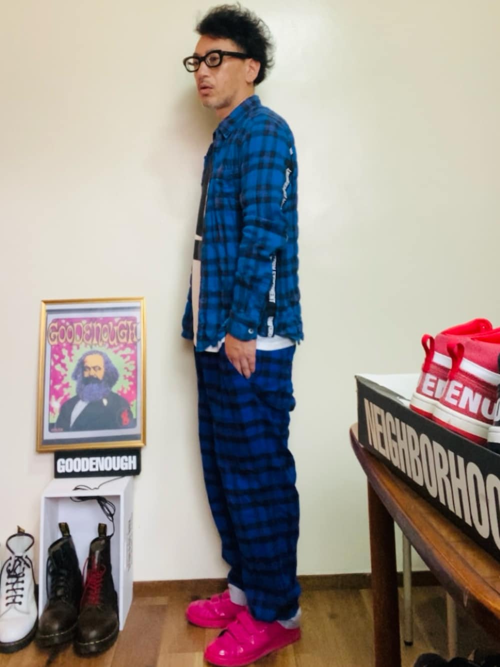 ブルー系のシャツ/ブラウス、ブルー系のその他パンツ、ピンク系のスニーカーを着用したメンズの夏コーディネートの4枚目の写真