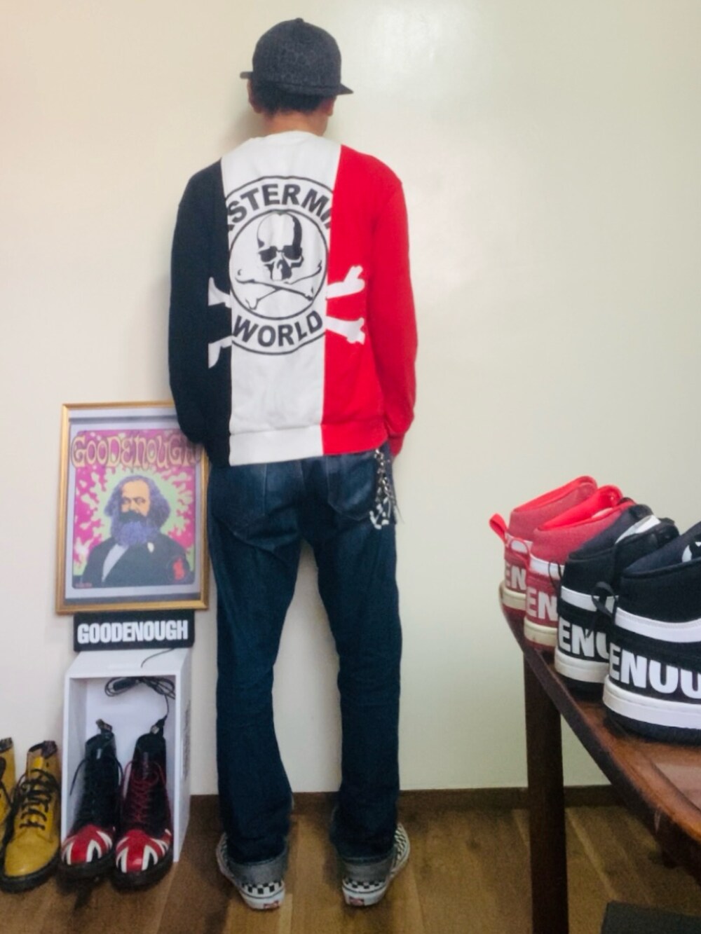 その他のスウェット、ブルー系のデニムパンツ、ホワイト系のスリッポンを着用したメンズの秋コーディネートの4枚目の写真