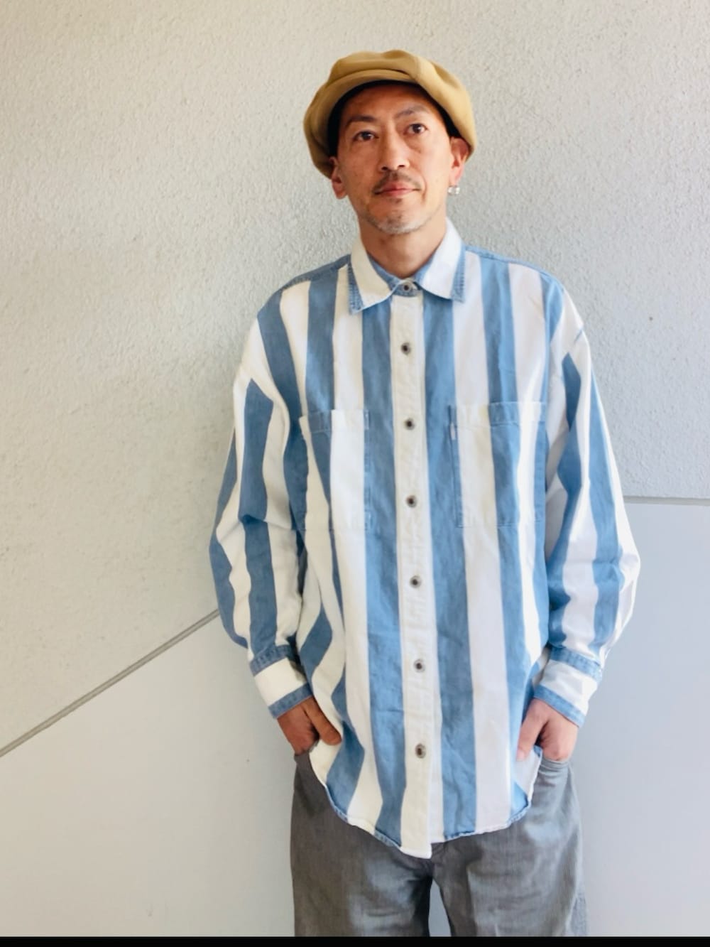 「春服、リーバイスシルバータブ、ストライプシャツ、ペインターパンツ、ジャックパーセル、ワークスタイル、キャスケット」｜「RACALのKN 8Panel Beret Casket / KN 8パネルベレーキャスケット（キャスケット、ベージュ系）」を使った、GOODMAN®️さん（メンズ・168cm）の春コーディネートの2枚目の写真