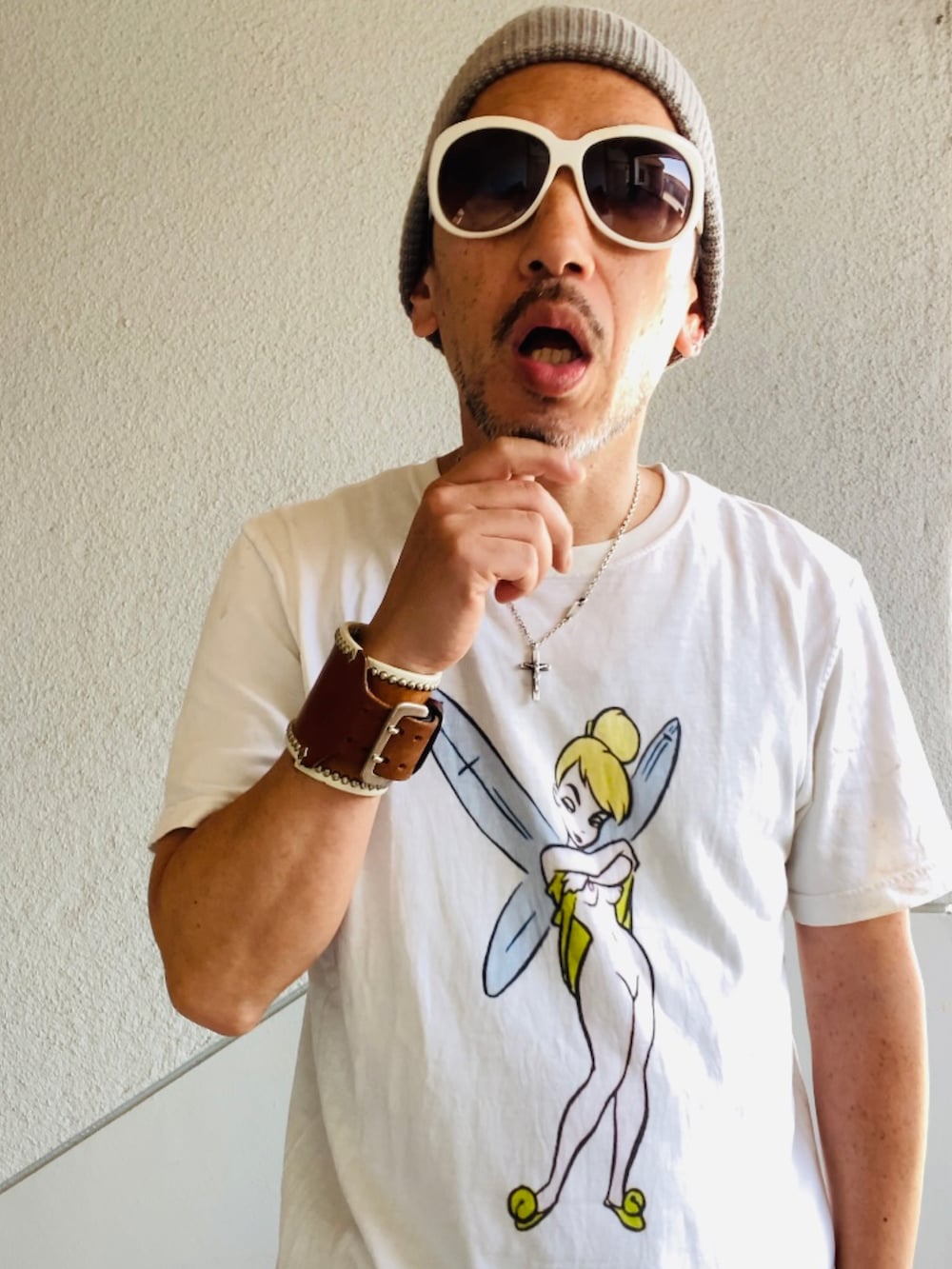 ホワイト系のTシャツ/カットソー、ブルー系のデニムパンツ、ホワイト系のスニーカーを着用したメンズの春コーディネートの3枚目の写真