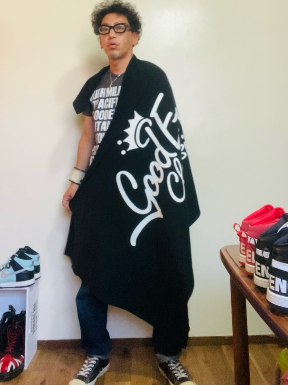 ブラック系のTシャツ/カットソー、ブルー系のデニムパンツ、ブラック系のスニーカーを着用したメンズの夏コーディネートの2枚目の写真