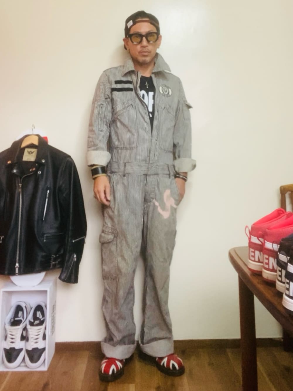 グレー系のつなぎ/オールインワン、ブラック系のブーツ、ブラック系のキャップを着用したメンズの秋コーディネートの4枚目の写真