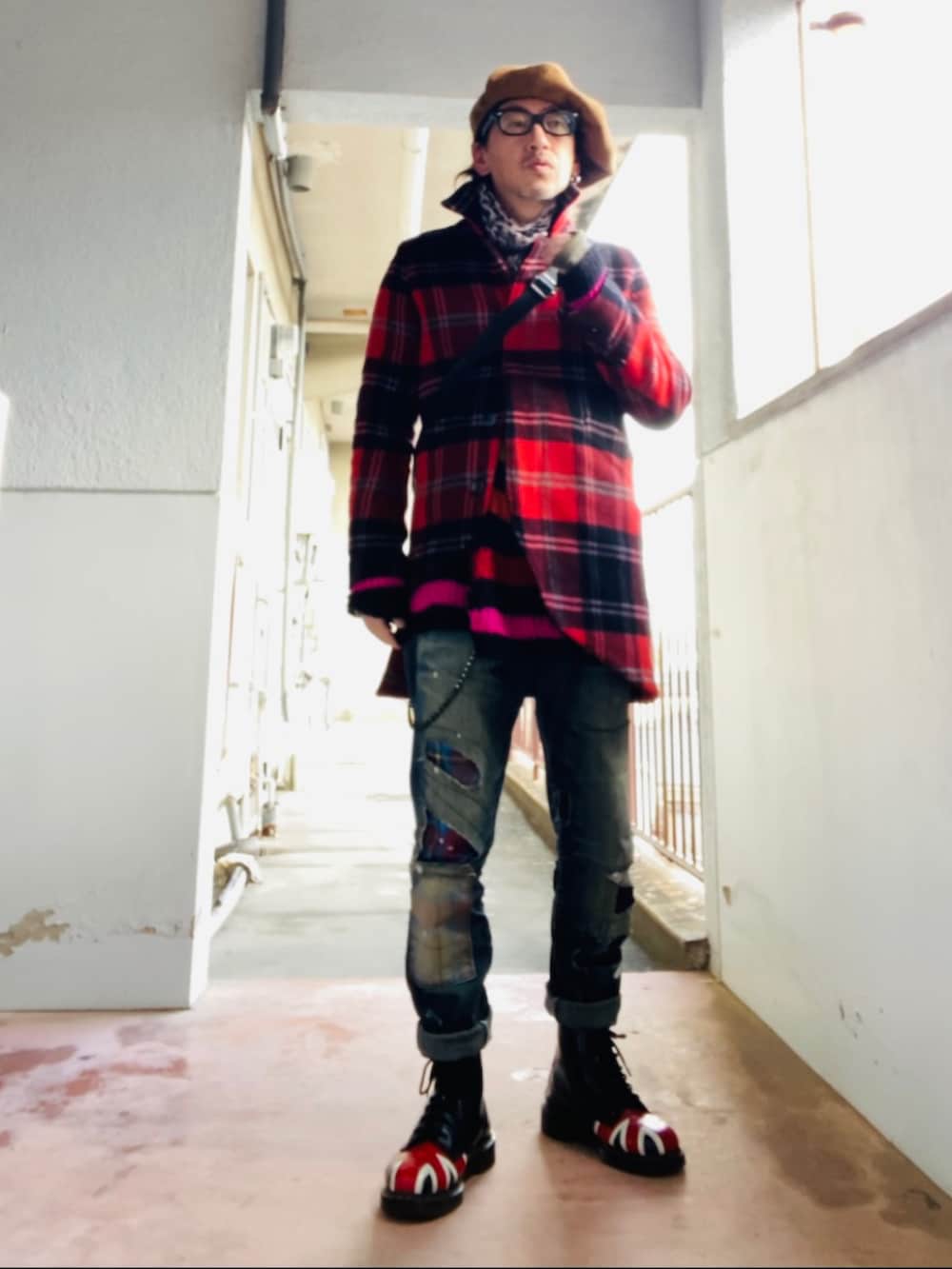 その他のニット/セーター、レッド系のチェスターコート、ブラック系のショルダーバッグを着用したメンズの冬コーディネートの4枚目の写真